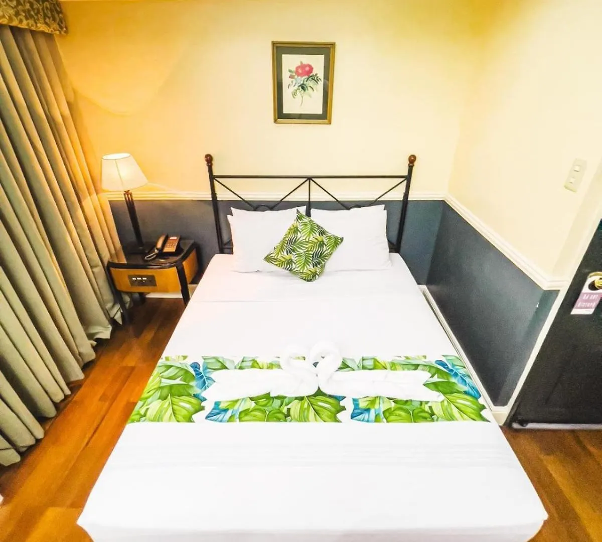 Miramar Hotel Manila 3*,